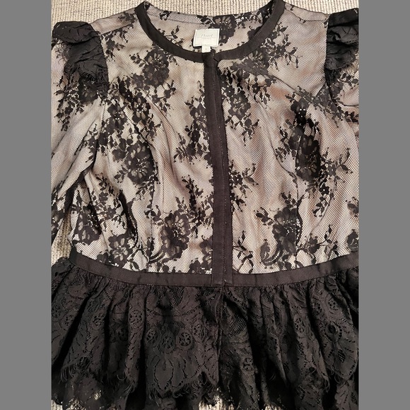 Lace top & shorts - Picture 4 of 5